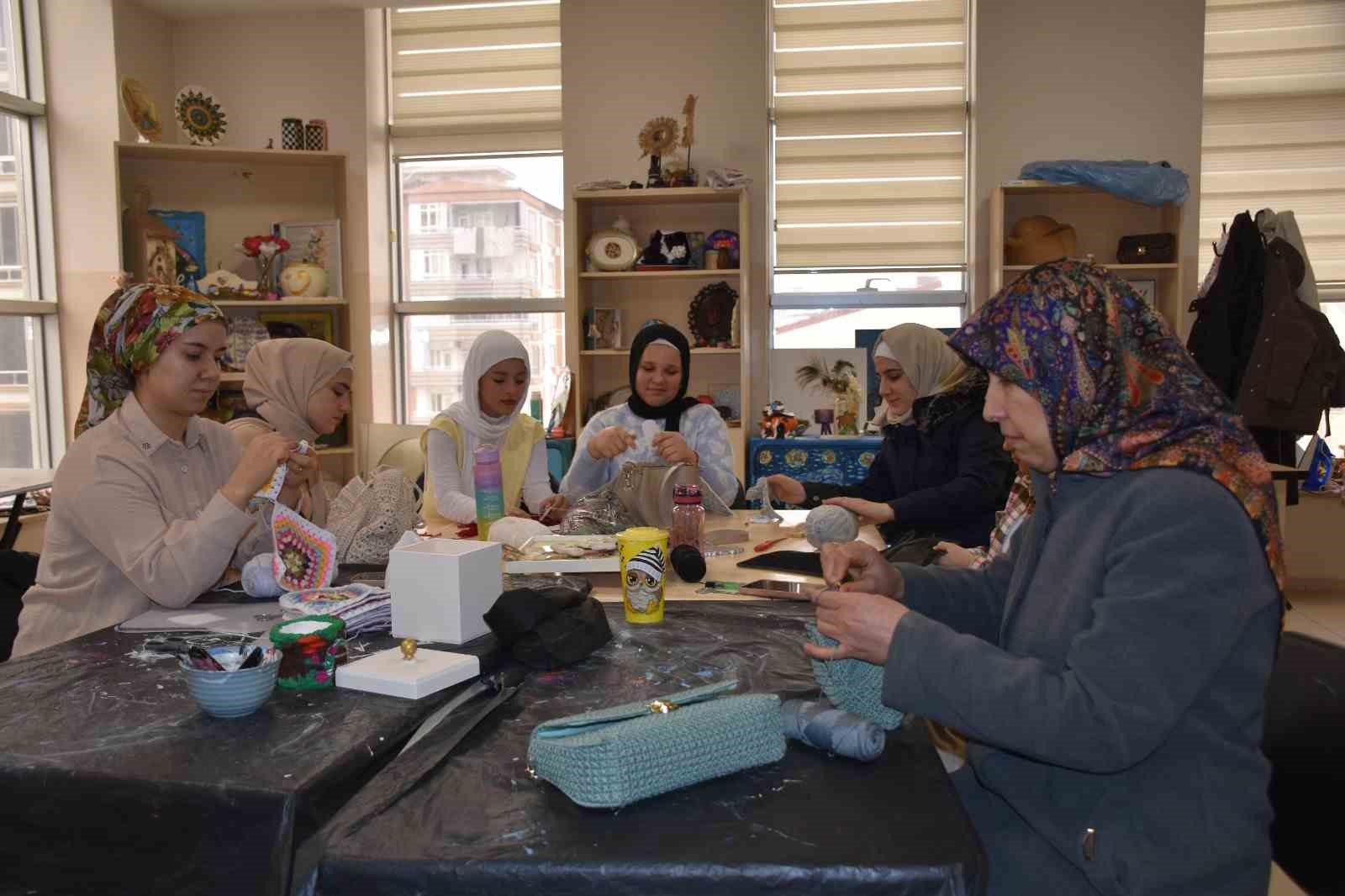 Depremzede kadın yaşadıklarını el sanatıyla unutmaya çalışıyor
