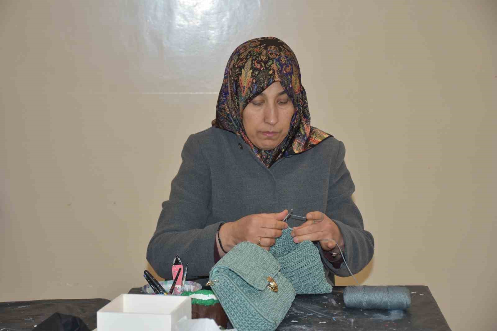 Depremzede kadın yaşadıklarını el sanatıyla unutmaya çalışıyor
