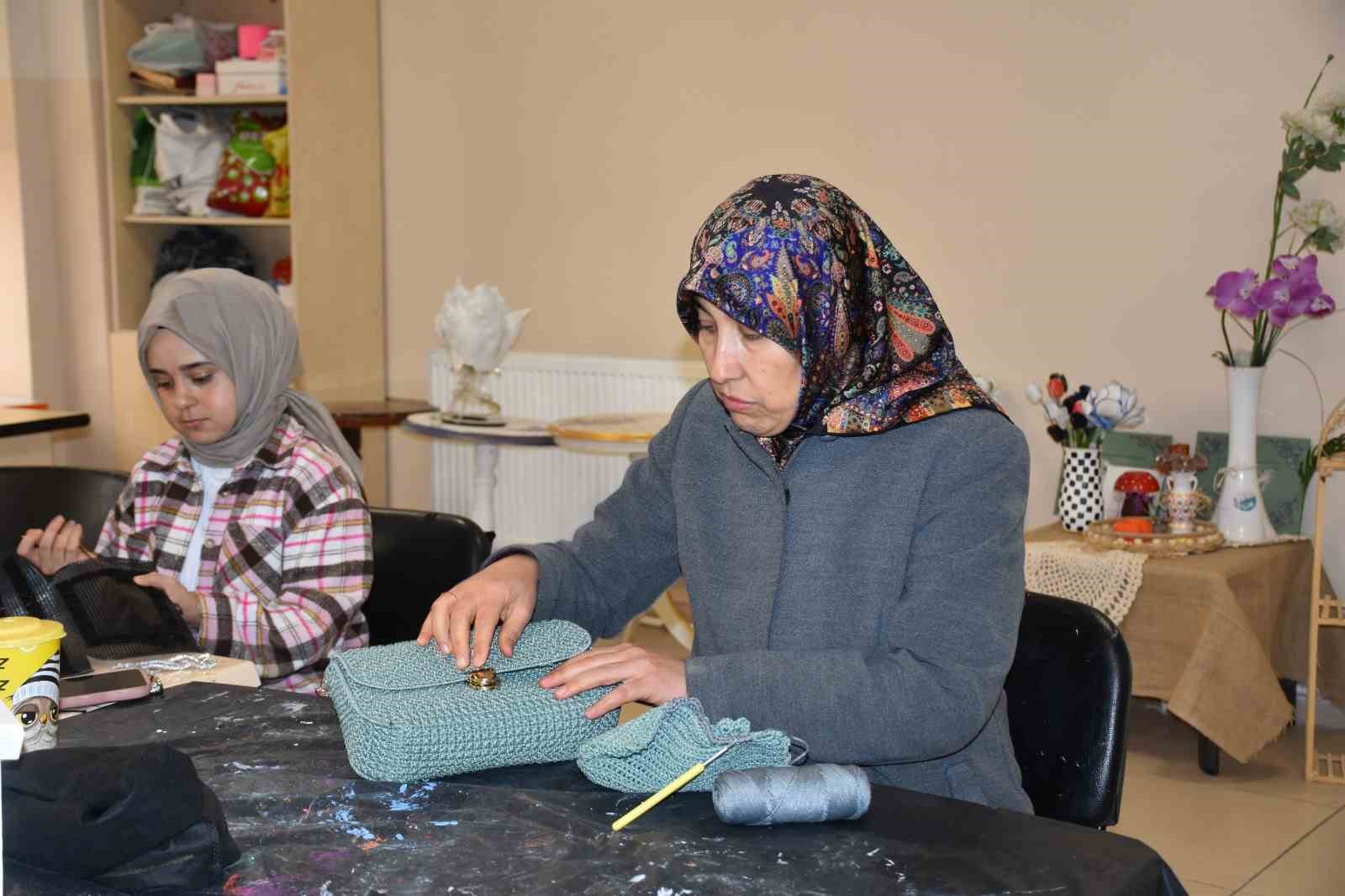 Depremzede kadın yaşadıklarını el sanatıyla unutmaya çalışıyor
