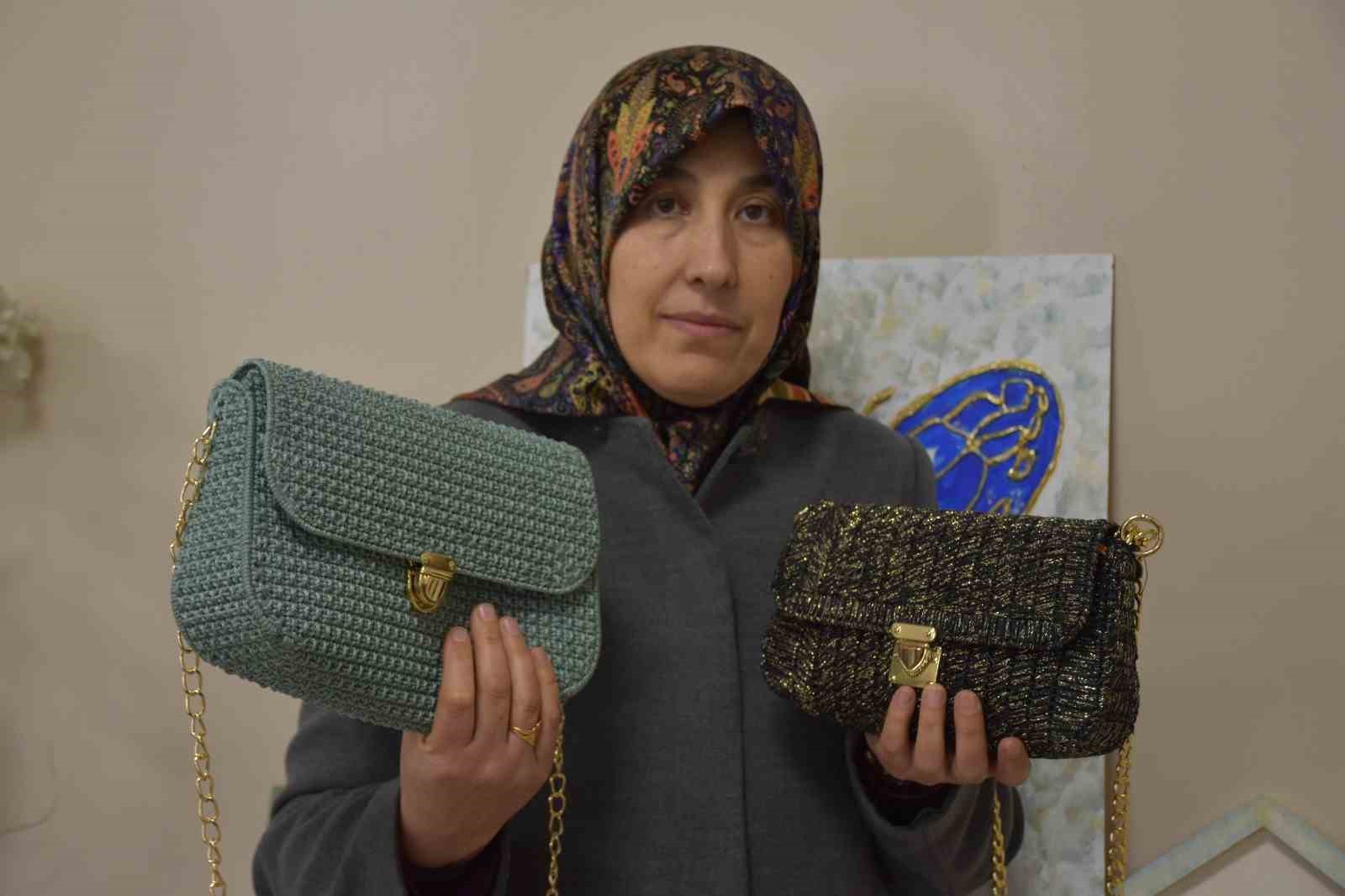 Depremzede kadın yaşadıklarını el sanatıyla unutmaya çalışıyor
