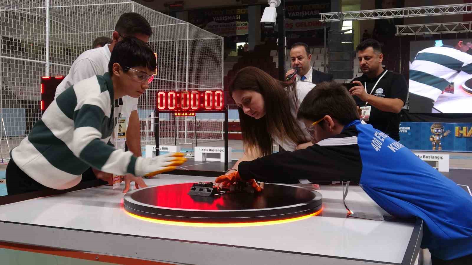 Depremzede öğrencilerin hayallerini gerçeğe dönüştürdükleri "Hatay Bot" robot yarışması sona erdi
