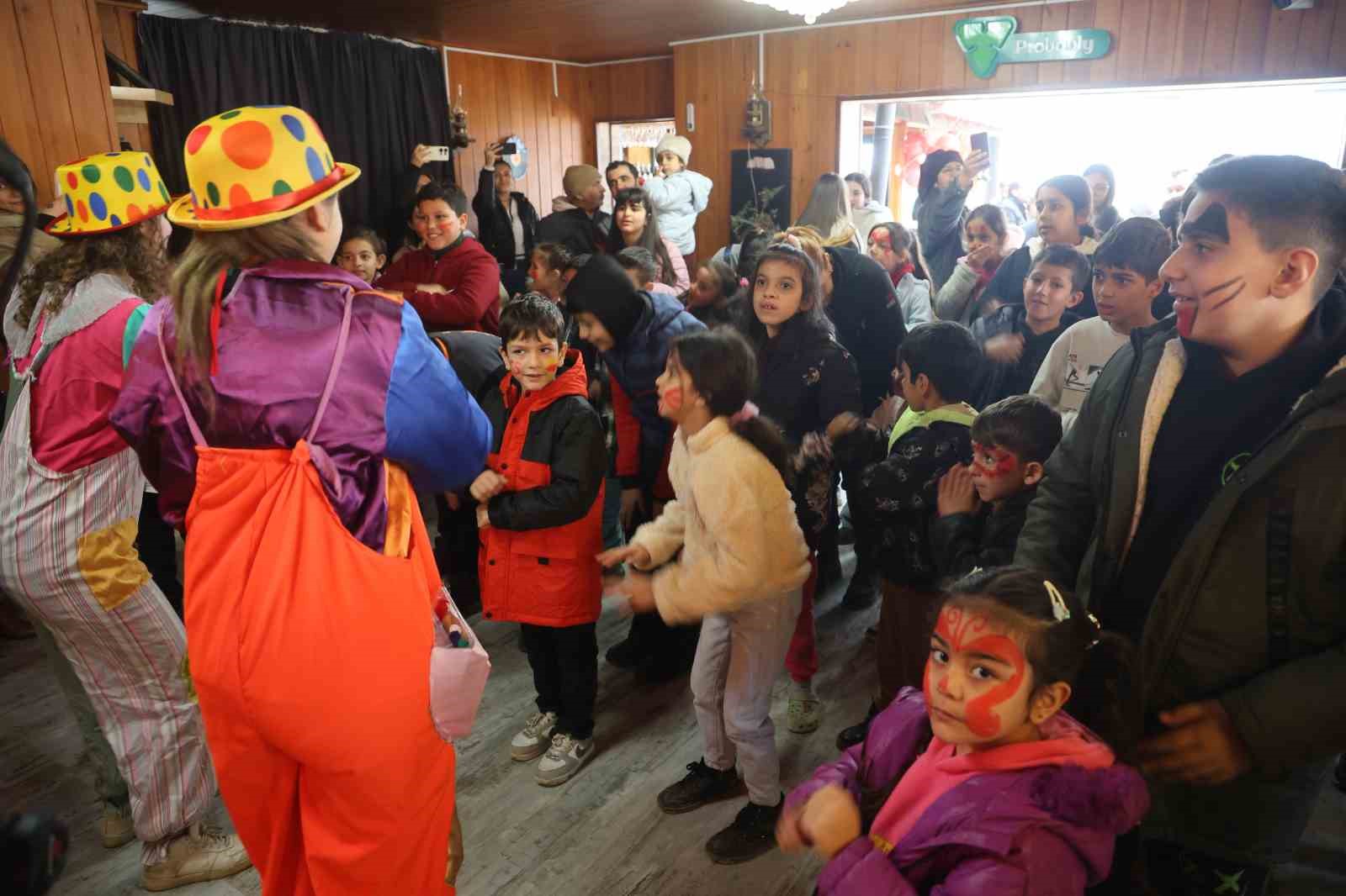 Depremzede öksüz ve yetim çocukların yüzü hediyelerle güldü

