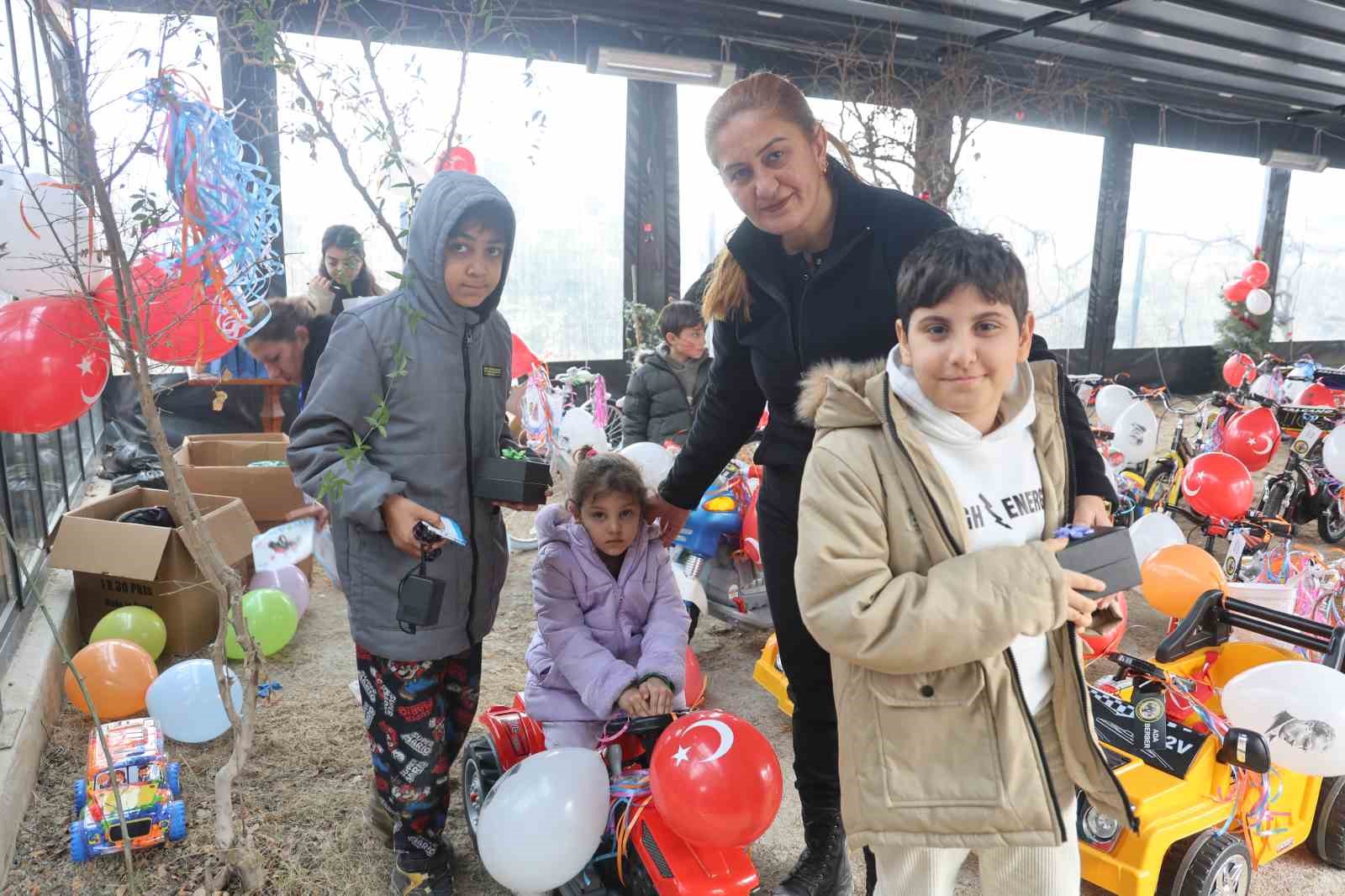 Depremzede öksüz ve yetim çocukların yüzü hediyelerle güldü

