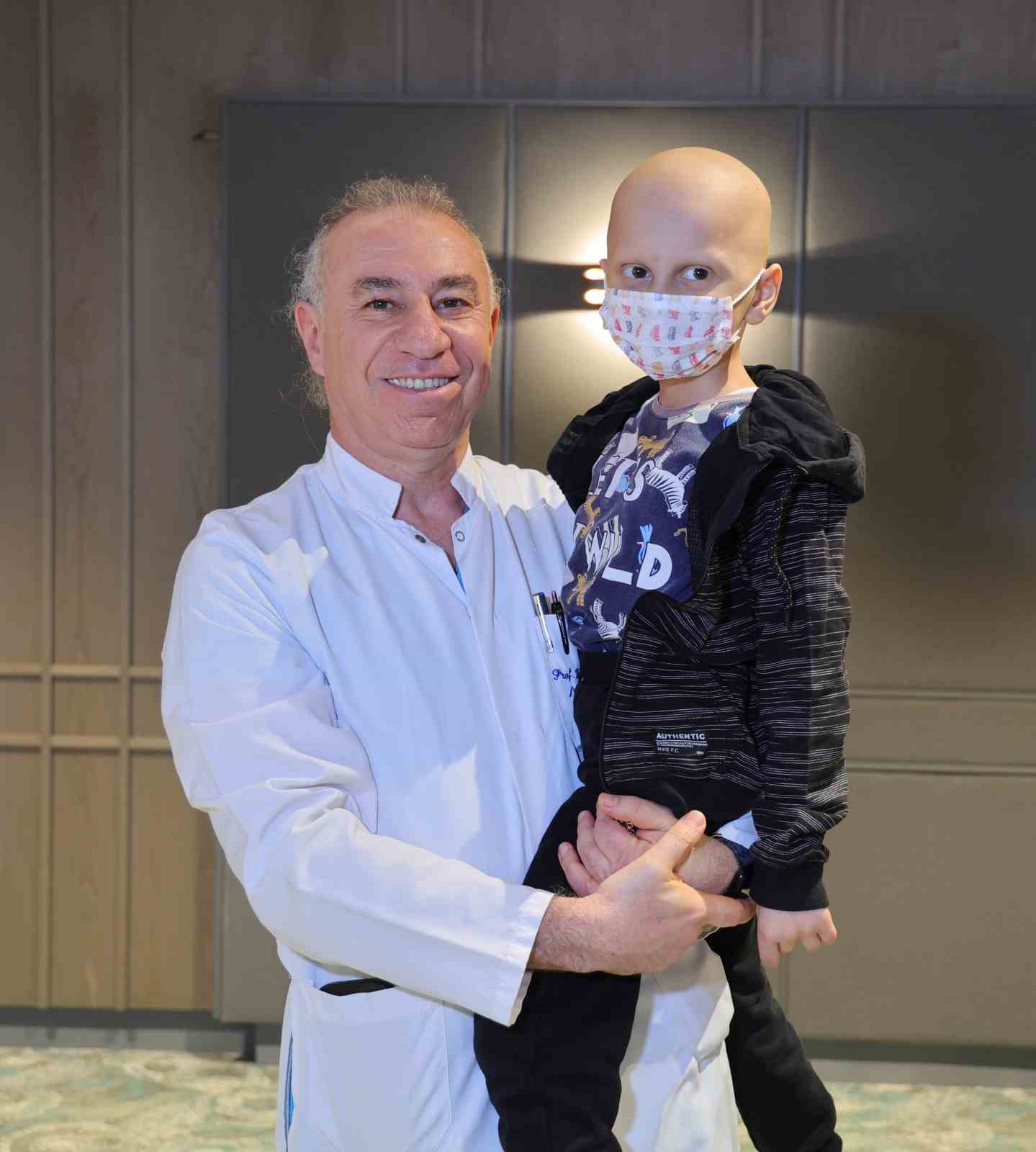 Depremzede Taha, babasından aldığı ilikle hayata tutundu
