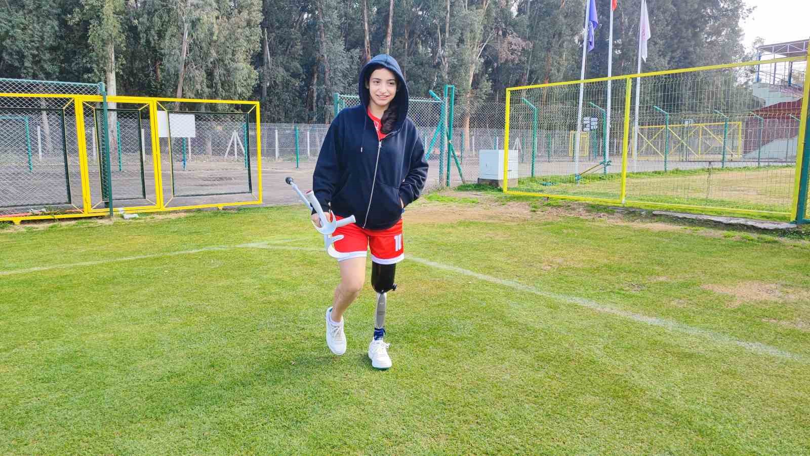 Depremzede Tuğba protez bacağıyla yeşil sahalara çıktı
Depremzede Tuğba protez bacağıyla yeşil sahalara çıktı