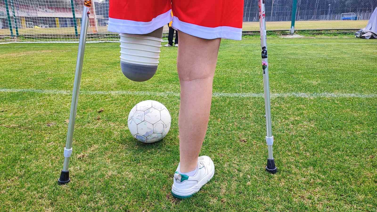 Depremzede Tuğba protez bacağıyla yeşil sahalara çıktı
Depremzede Tuğba protez bacağıyla yeşil sahalara çıktı