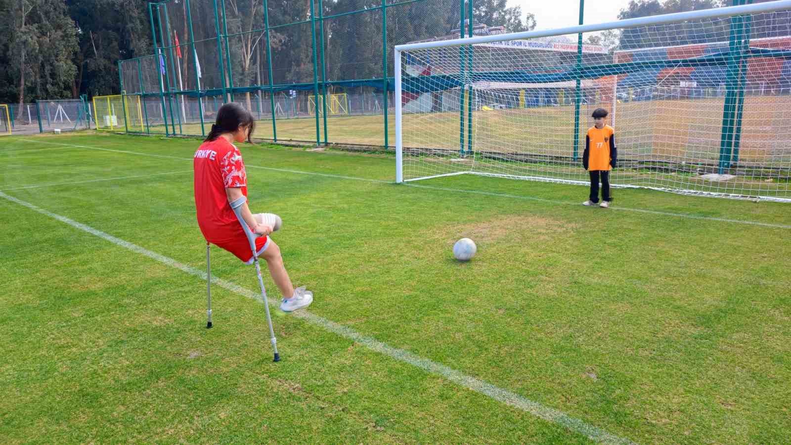 Depremzede Tuğba protez bacağıyla yeşil sahalara çıktı
Depremzede Tuğba protez bacağıyla yeşil sahalara çıktı