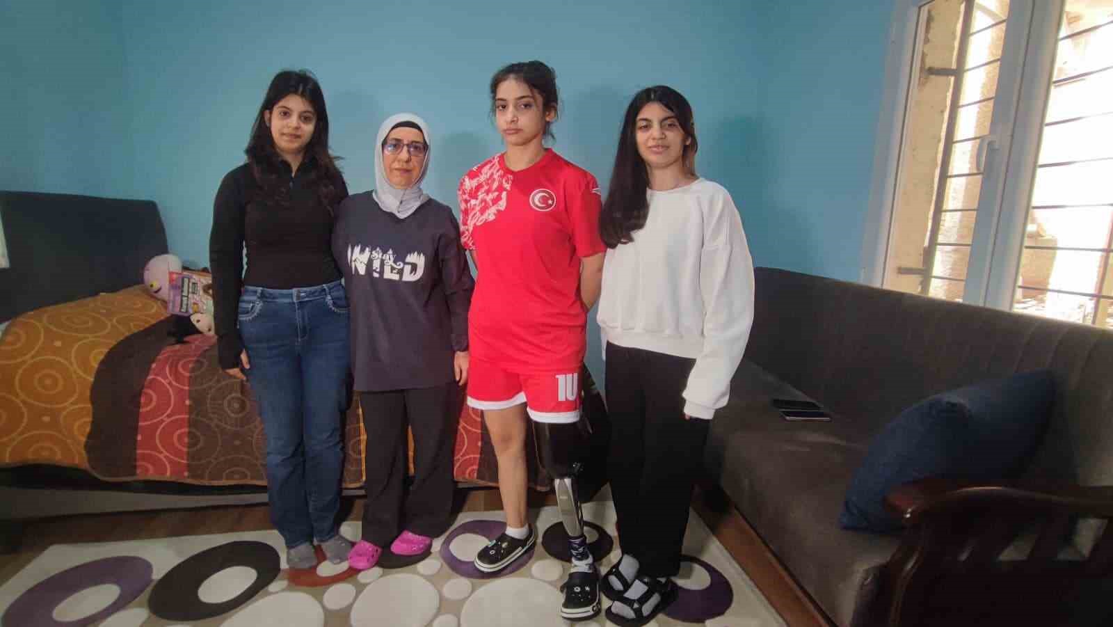 Depremzede Tuğba protez bacağıyla yeşil sahalara çıktı
Depremzede Tuğba protez bacağıyla yeşil sahalara çıktı