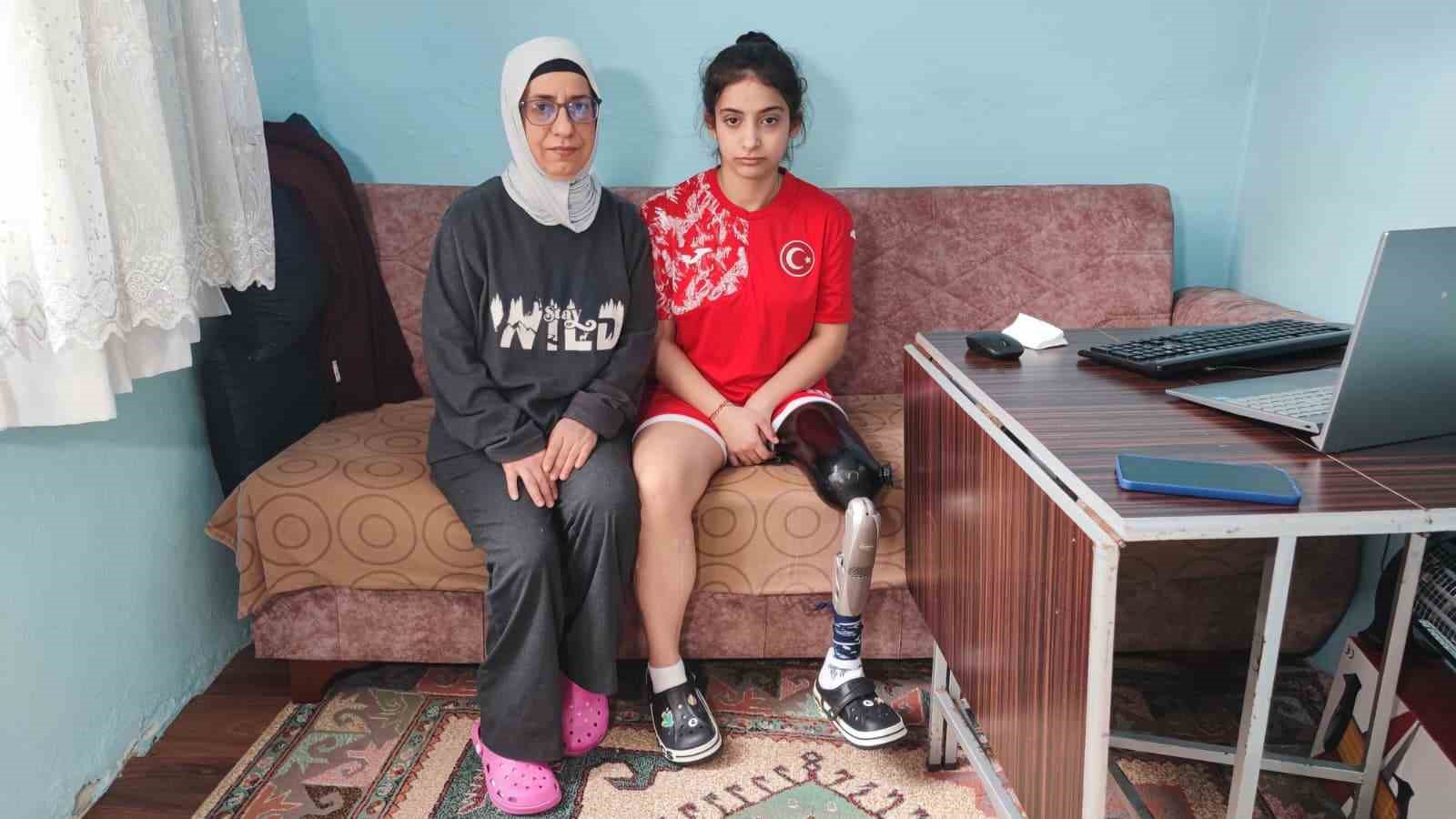 Depremzede Tuğba protez bacağıyla yeşil sahalara çıktı
Depremzede Tuğba protez bacağıyla yeşil sahalara çıktı