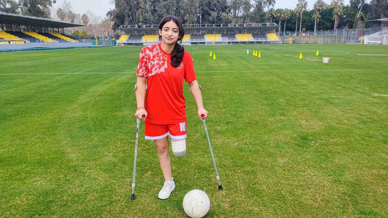 Depremzede Tuğba protez bacağıyla yeşil sahalara çıktı
Depremzede Tuğba protez bacağıyla yeşil sahalara çıktı