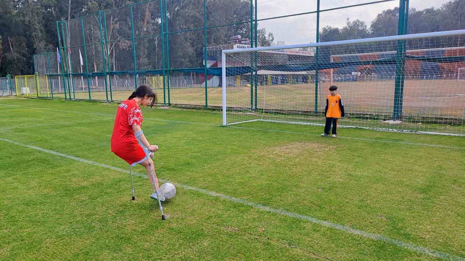 Depremzede Tuğba protez bacağıyla yeşil sahalara çıktı
Depremzede Tuğba protez bacağıyla yeşil sahalara çıktı