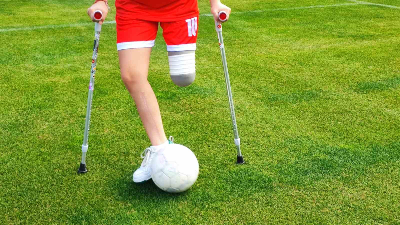 Depremzede Tuğba protez bacağıyla yeşil sahalara çıktı
Depremzede Tuğba protez bacağıyla yeşil sahalara çıktı