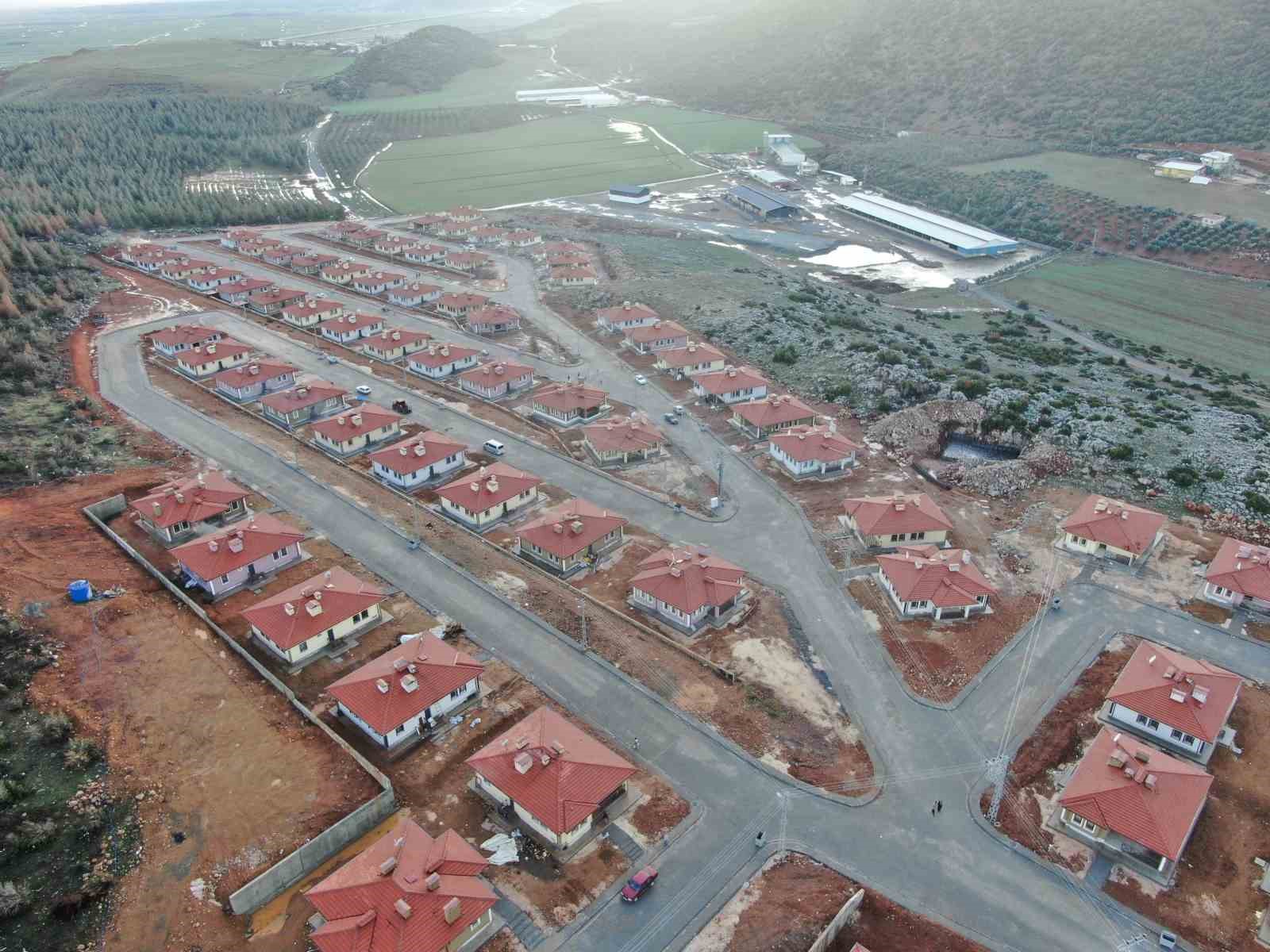 Depremzedeler: "Devlet bize ev değil villa yaptı"
