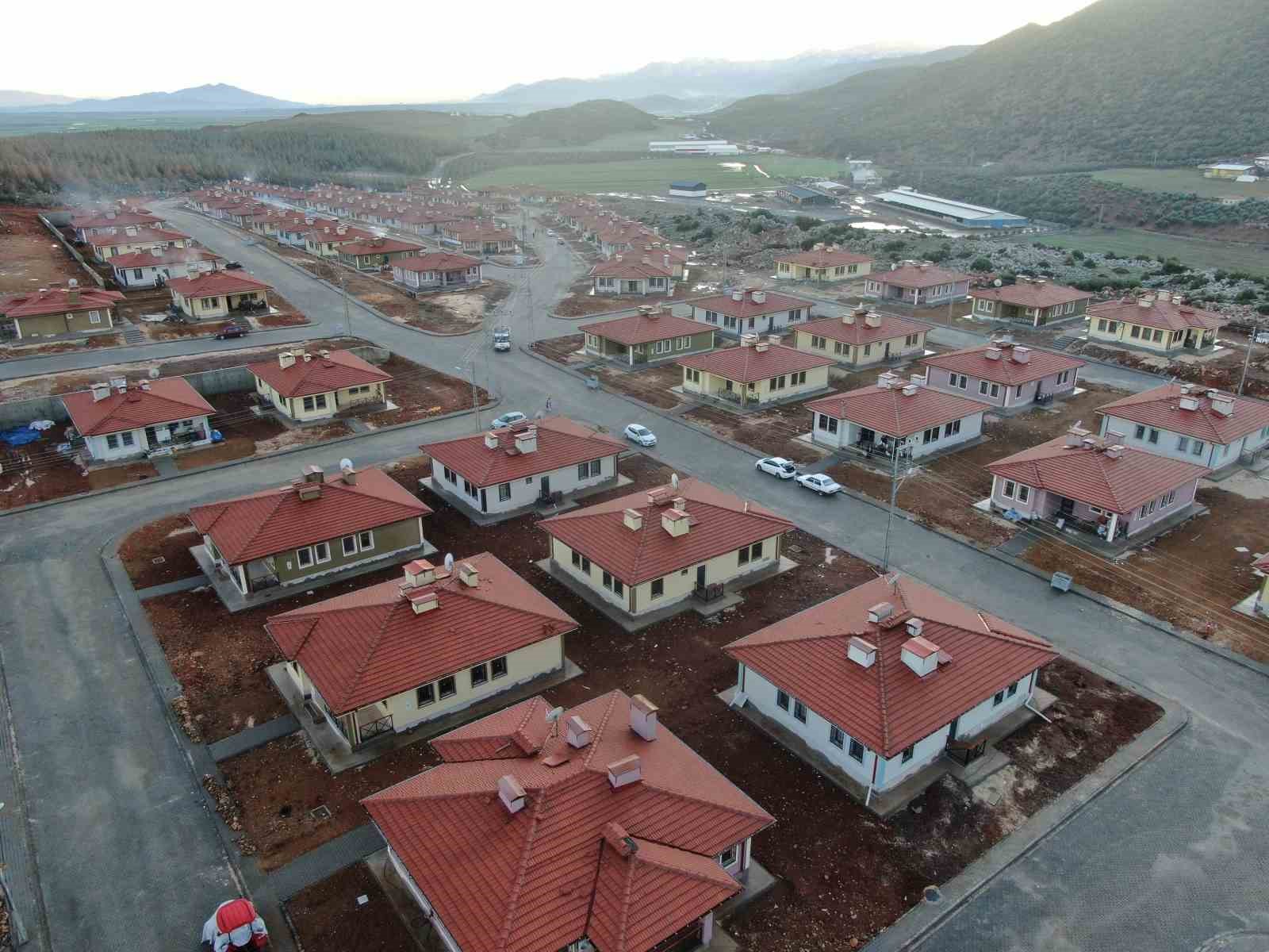 Depremzedeler: "Devlet bize ev değil villa yaptı"
