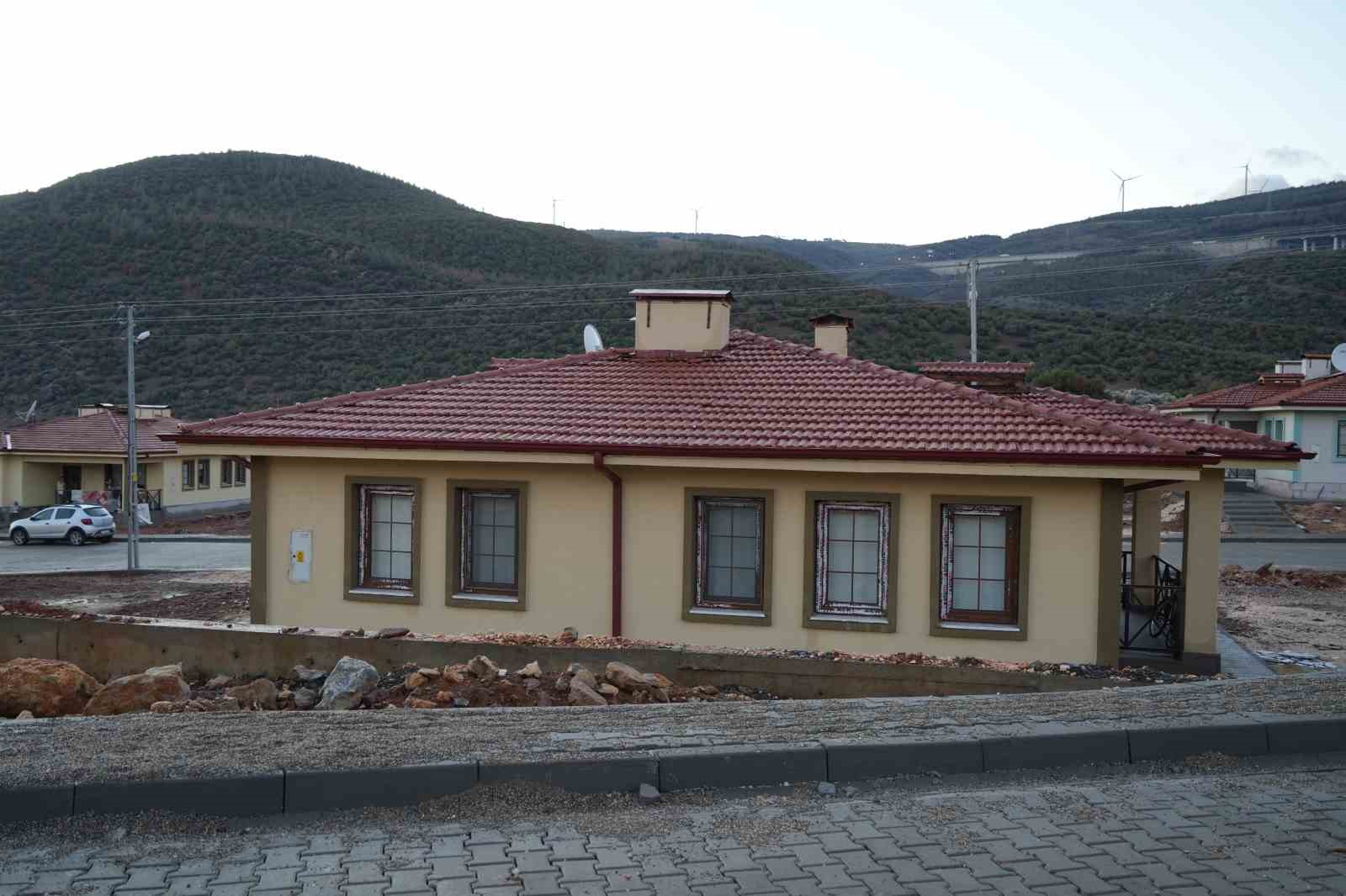 Depremzedeler: "Devlet bize ev değil villa yaptı"
