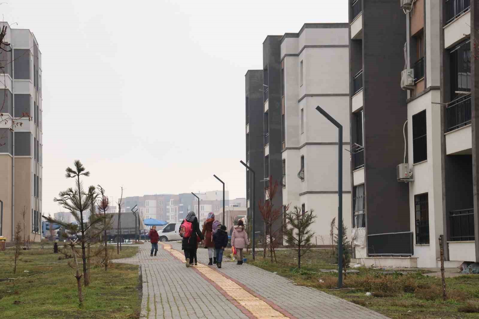 Depremzedenin evine misafir olan vatandaş: "Yurt dışında bu kadar konutun bu kadar kısa sürede yapılmasına inanılmıyor’’
