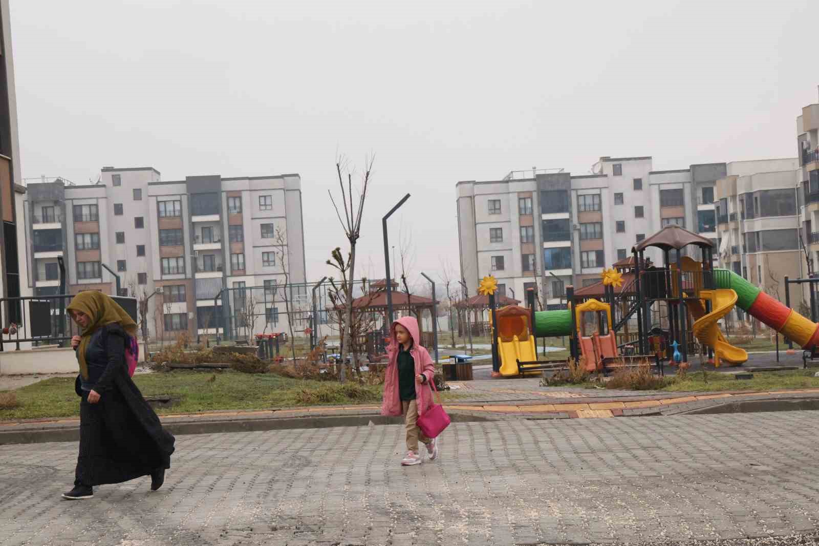 Depremzedenin evine misafir olan vatandaş: "Yurt dışında bu kadar konutun bu kadar kısa sürede yapılmasına inanılmıyor’’
