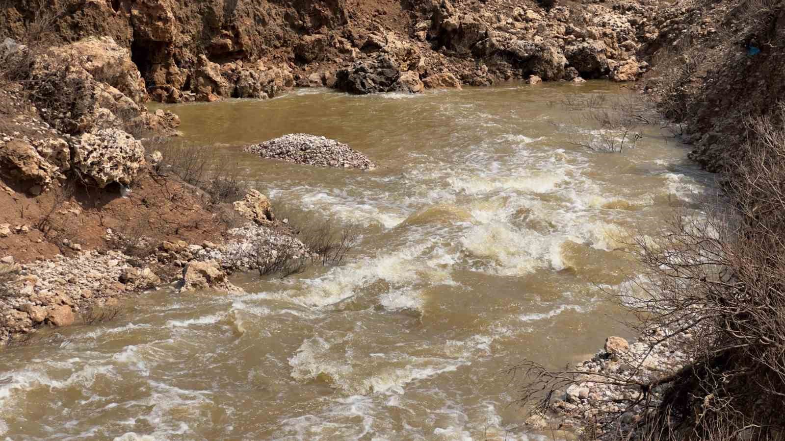 Dere suyu girdapta kayboluyor
