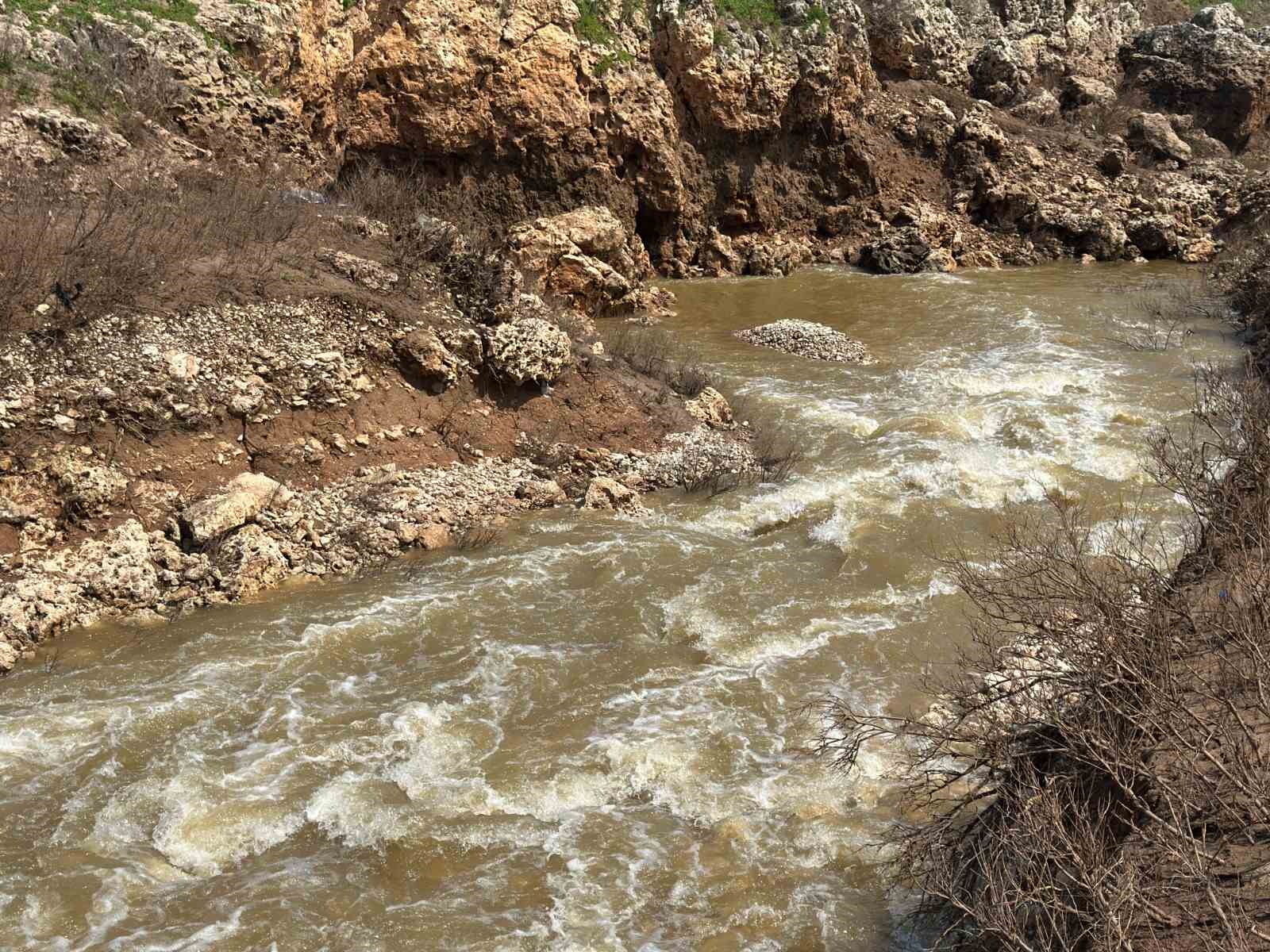 Dere suyu girdapta kayboluyor
