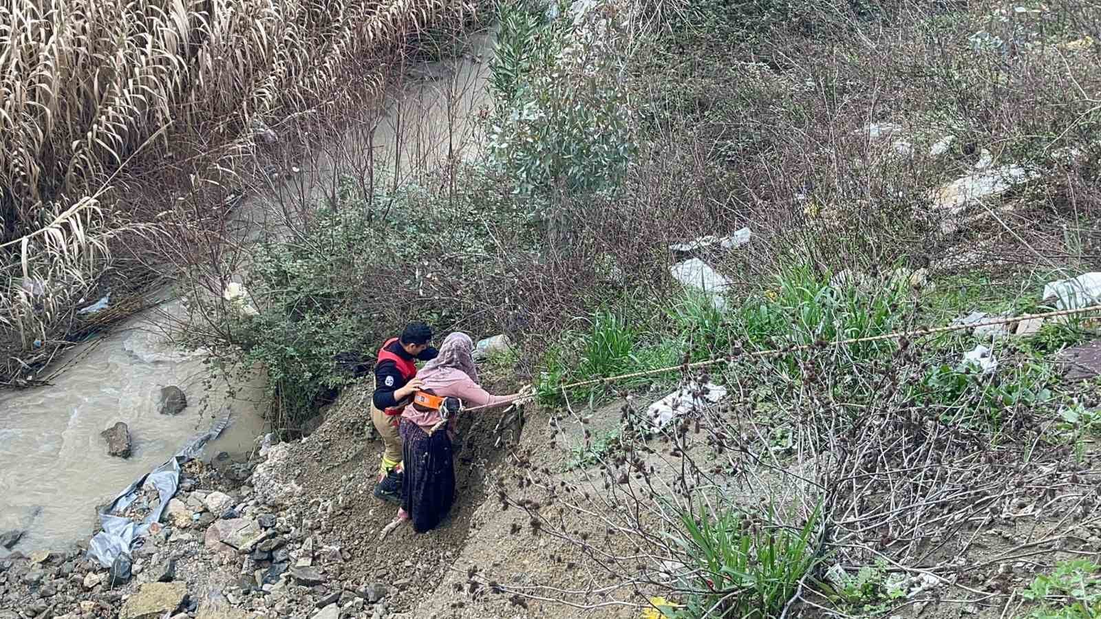 Dere yatağına düşen oğlağı kurtarmak isteyen kadın mahsur kaldı
