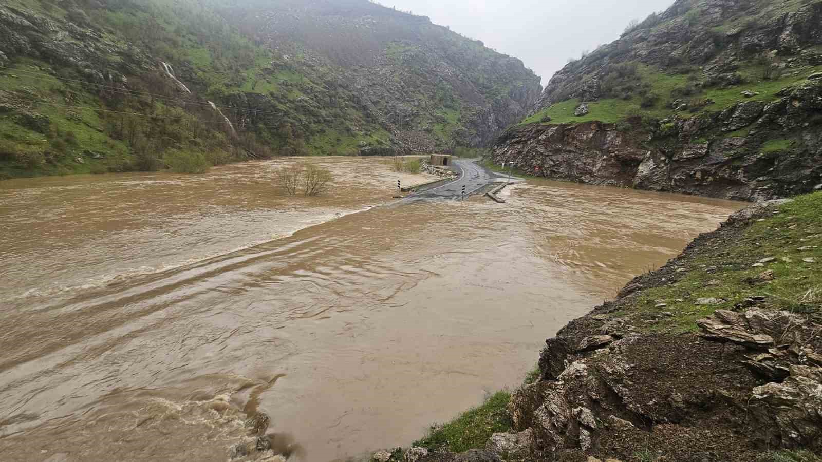Derecik-Şemdinli kara yolu sel suları nedeniyle kapandı
