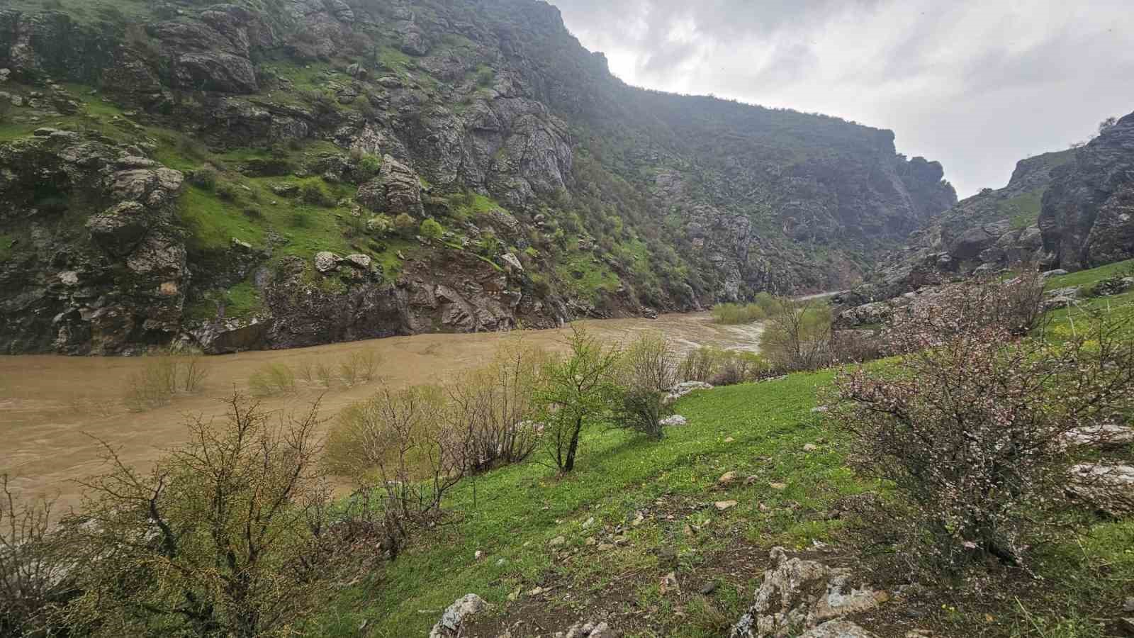 Derecik-Şemdinli kara yolu sel suları nedeniyle kapandı
