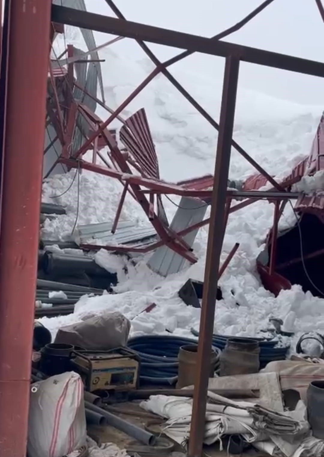 Derecik’te ahır çatısı çöktü
