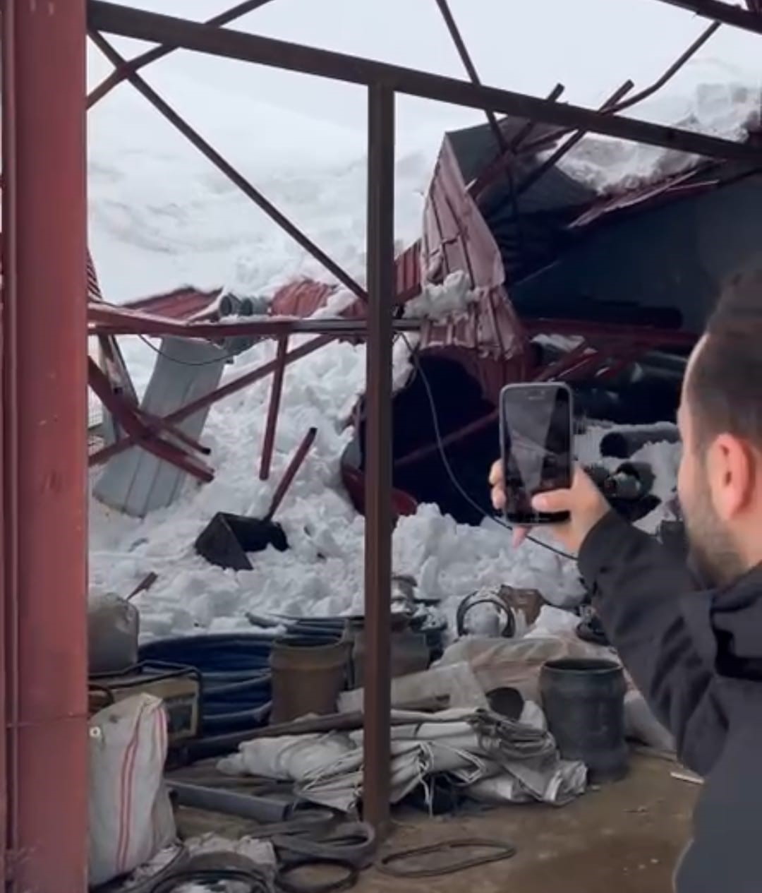 Derecik’te ahır çatısı çöktü
