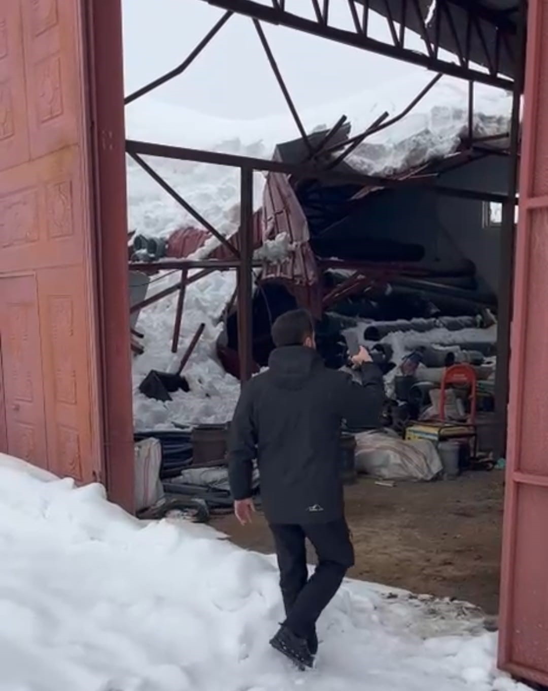 Derecik’te ahır çatısı çöktü
