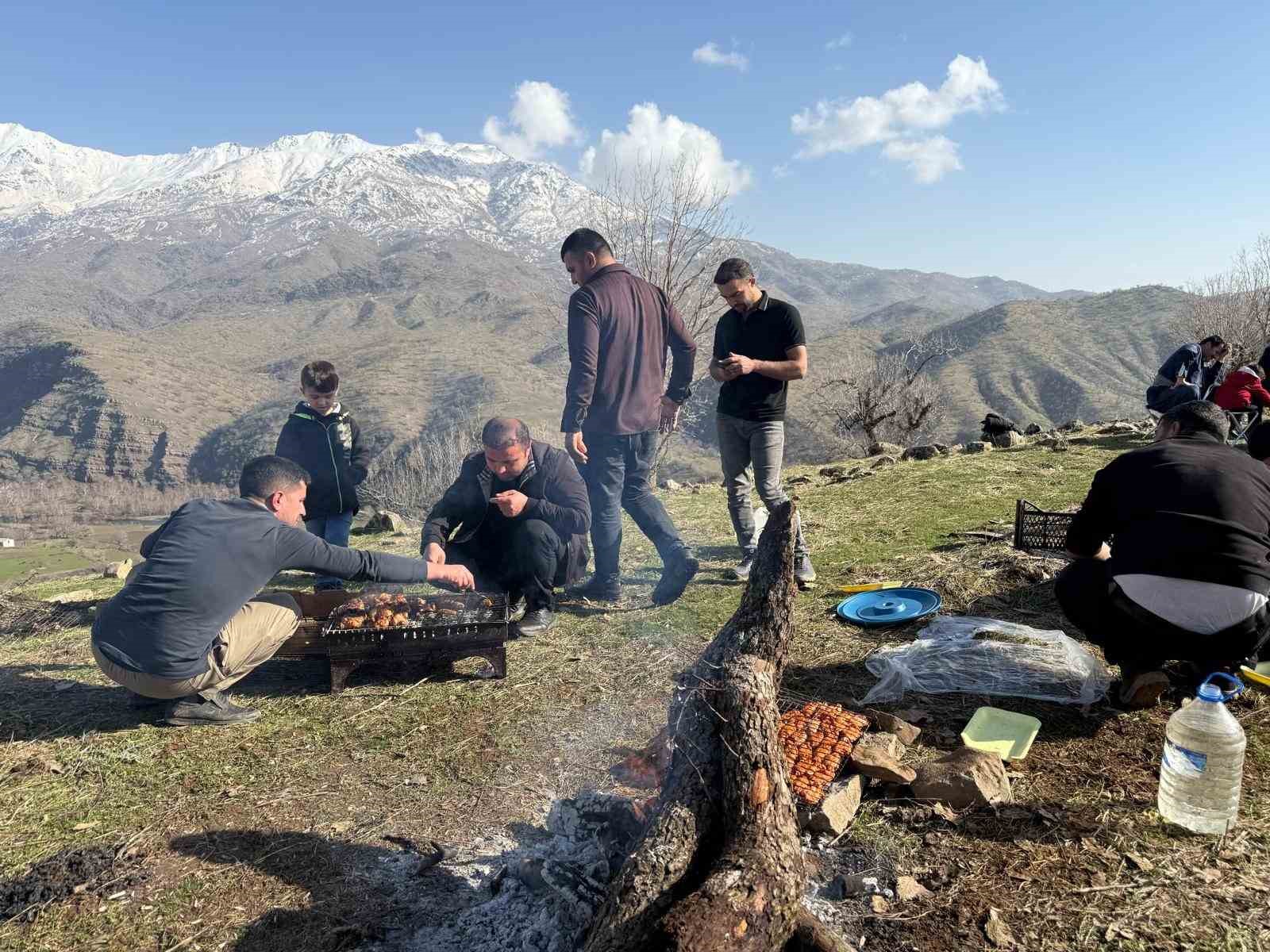 Derecik’te sıcak havayı gören vatandaşlar piknik alanlarına akın etti
