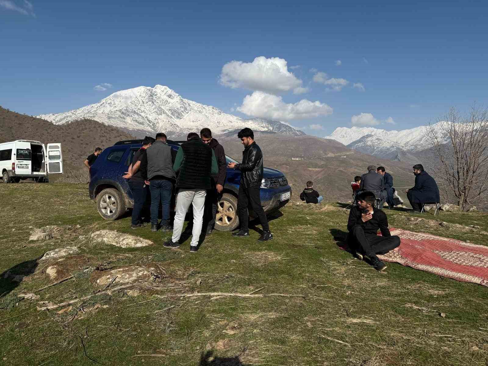 Derecik’te sıcak havayı gören vatandaşlar piknik alanlarına akın etti
