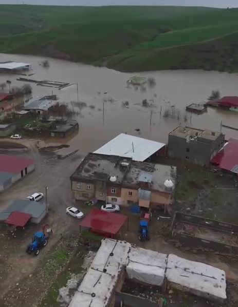 Dereler taştı, mahalle sular altında kaldı
