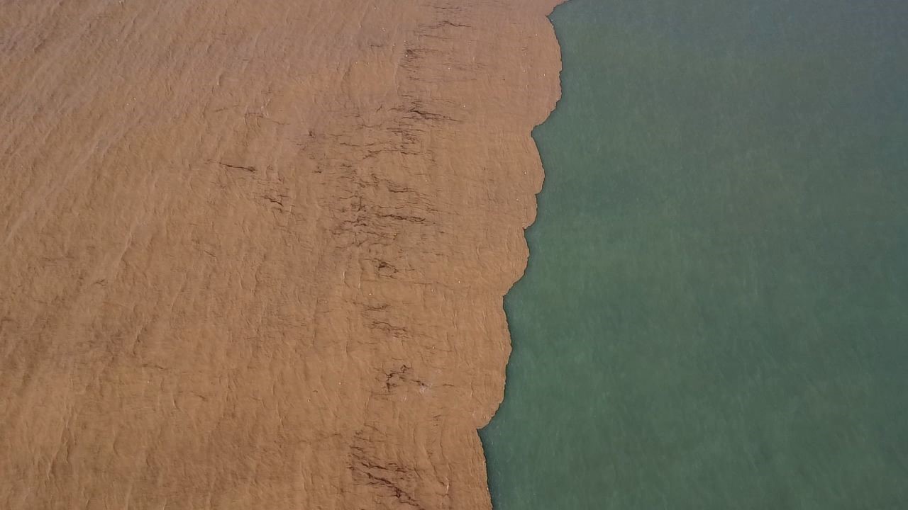 Derelerden Akdeniz’e akan sel suları kıyı şeridini çamura bürüdü
