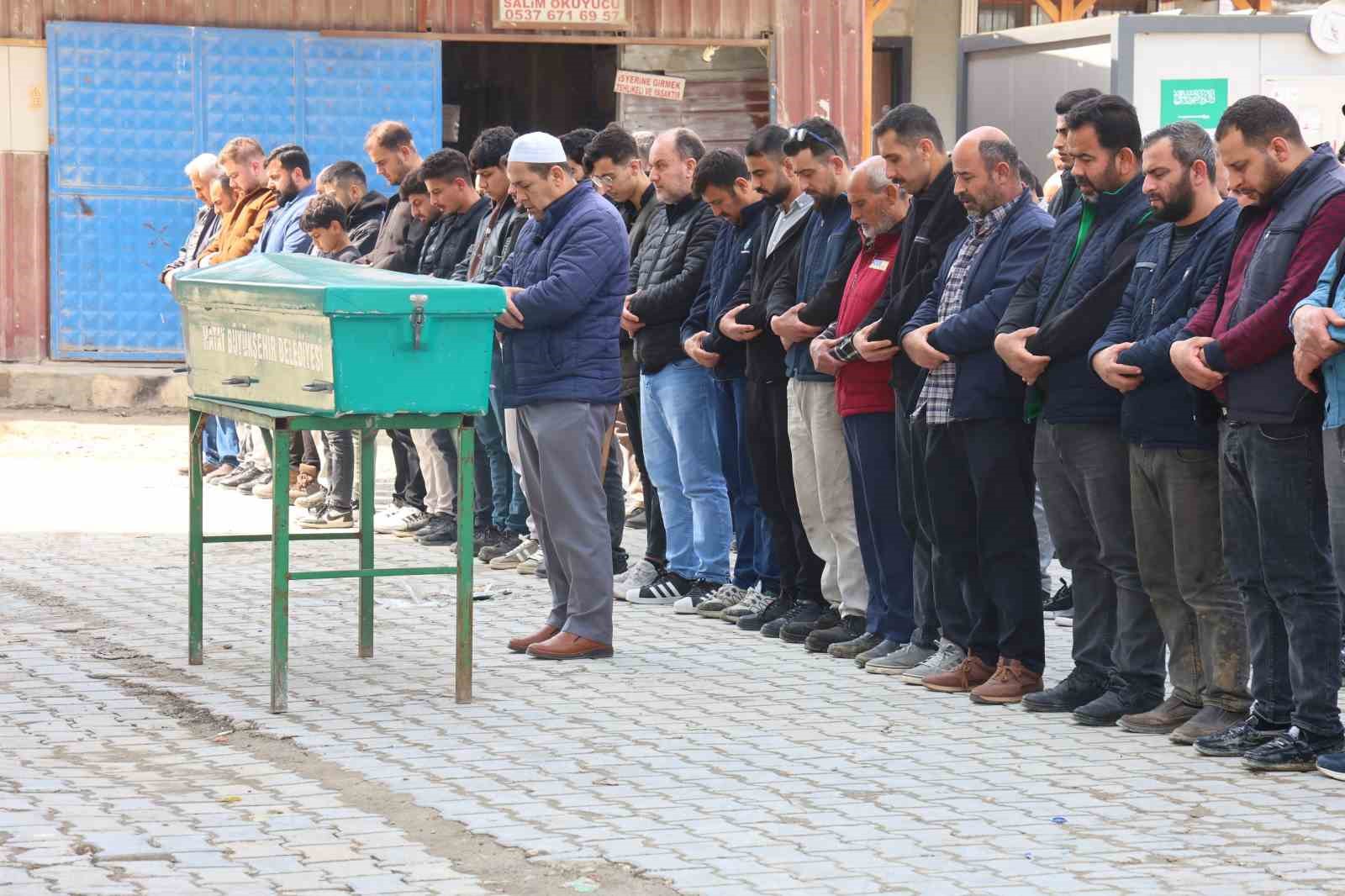 Dereye düşerek can veren evladını defneden acılı baba: "En son baktığımda dere kenarında terliği vardı"

