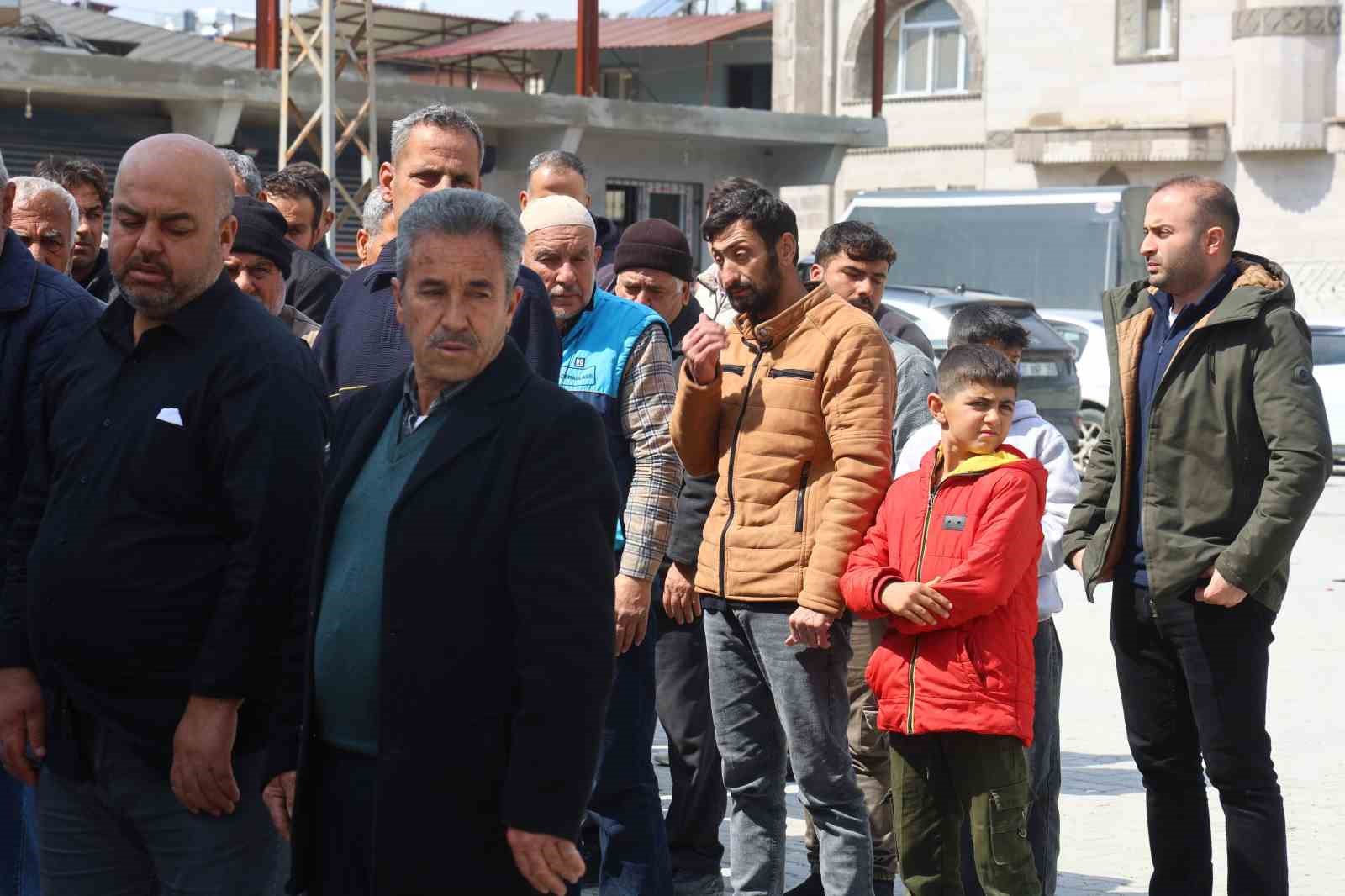 Dereye düşerek can veren evladını defneden acılı baba: "En son baktığımda dere kenarında terliği vardı"
