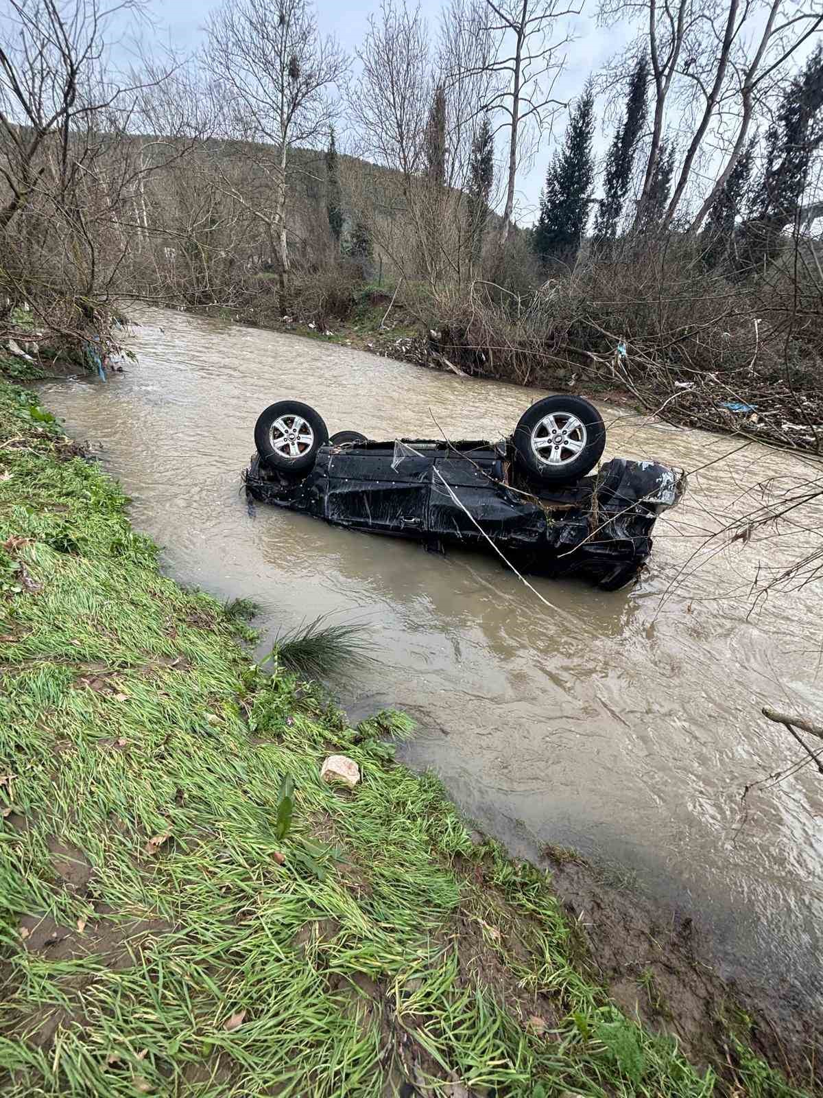 Dereye sürüklenen araç ertesi gün ortaya çıktı
