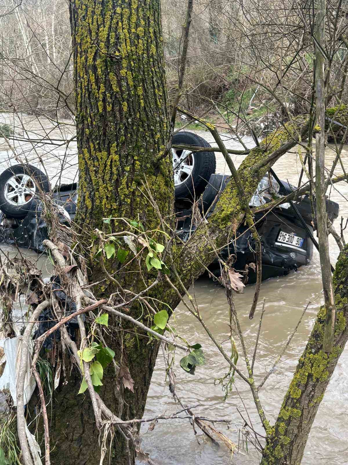Dereye sürüklenen araç ertesi gün ortaya çıktı
