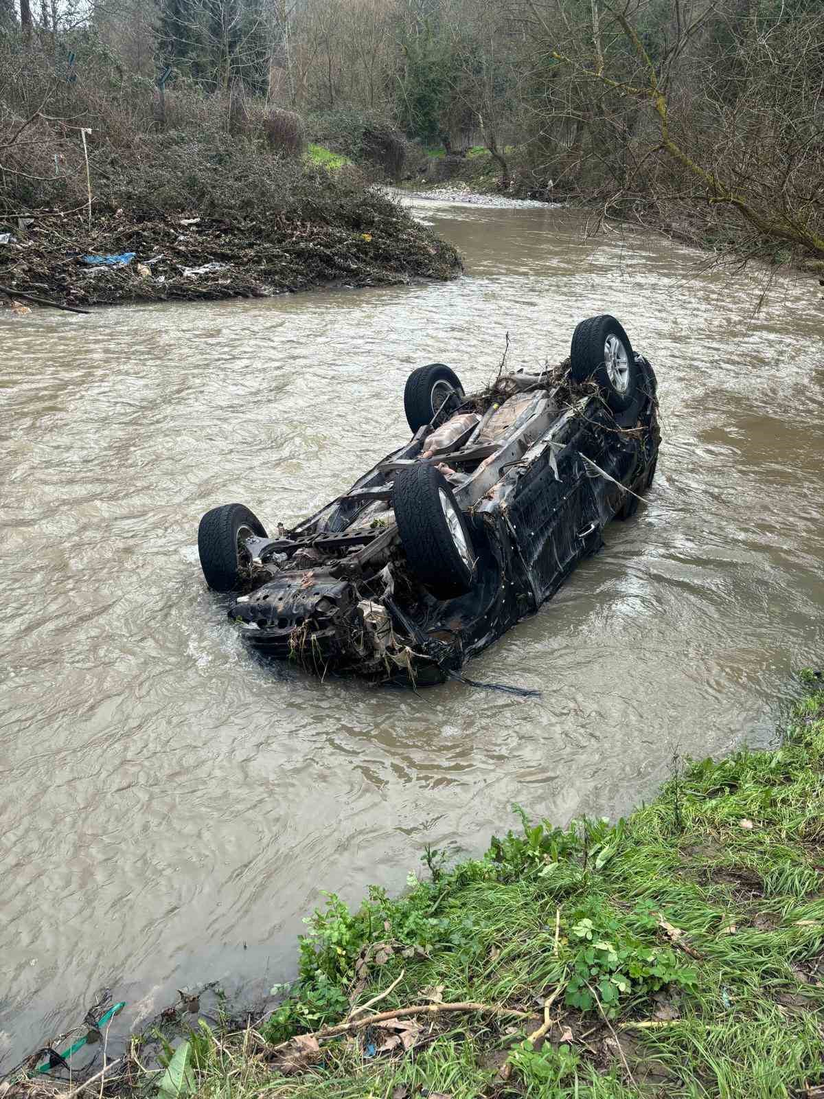 Dereye sürüklenen araç ertesi gün ortaya çıktı

