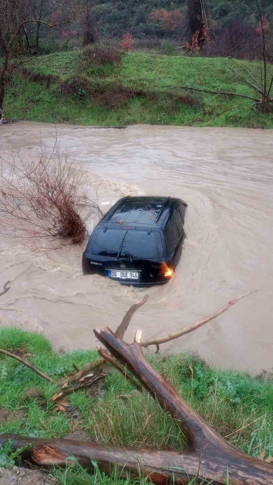 Dereye sürüklenen otomobilini bir gün sonra bulmuştu, yaşananları anlattı
Dereye sürüklenen otomobilini bir gün sonra bulmuştu, yaşananları anlattı