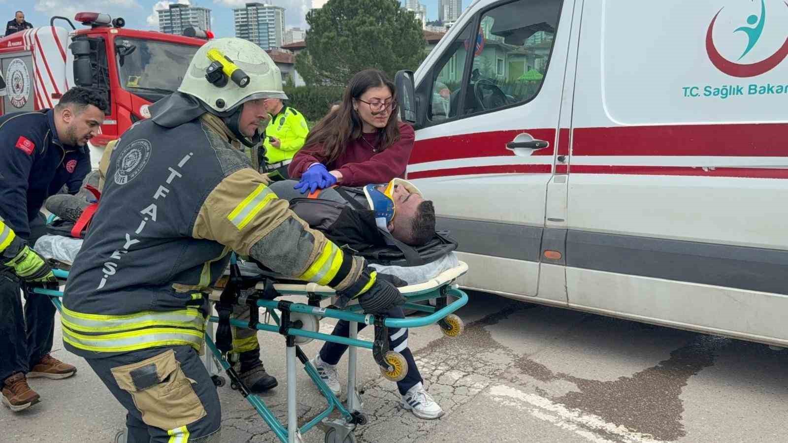 Dereye uçan kamyonetin sürücüsü hayatını kaybetti
