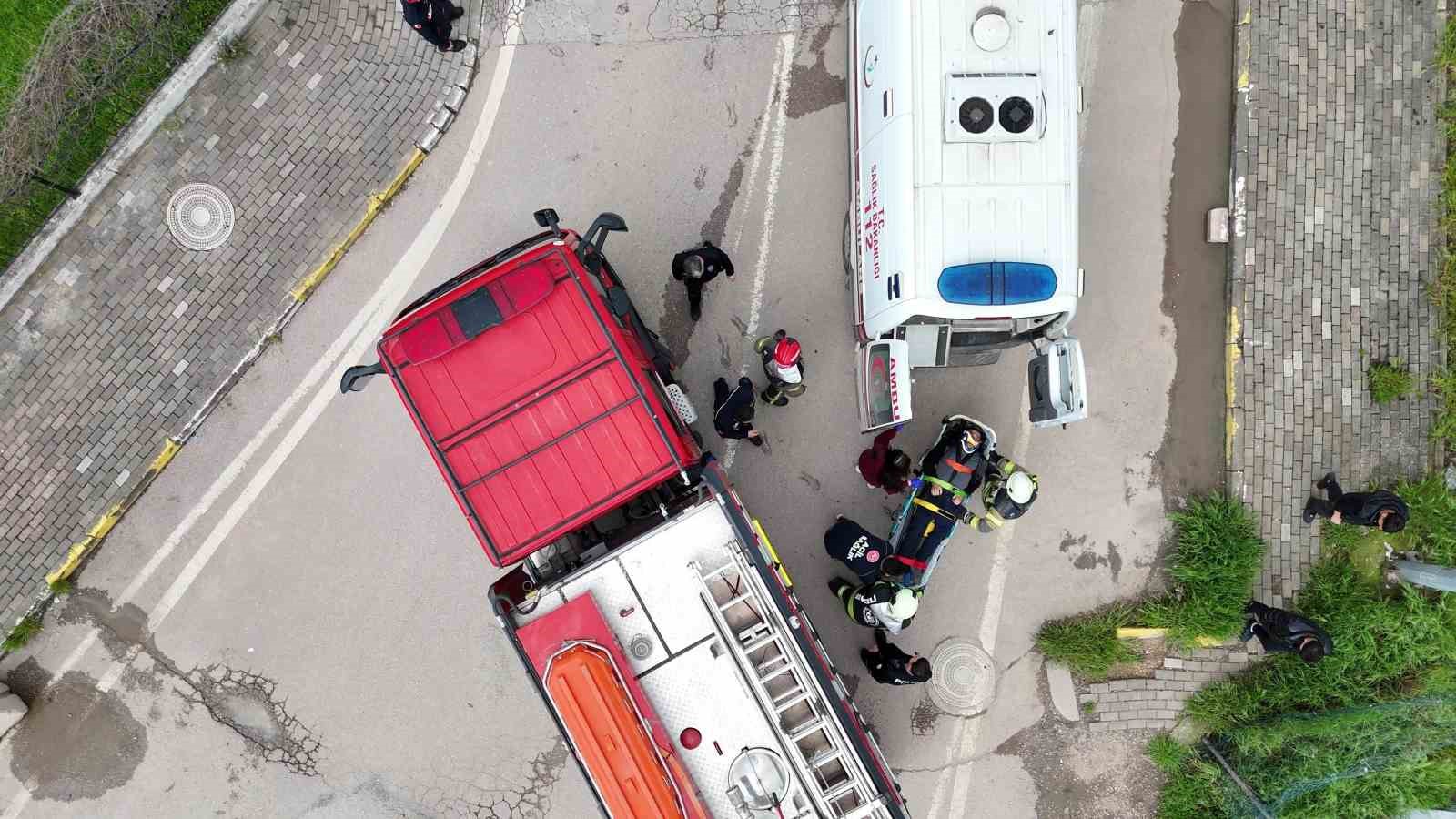 Dereye uçan kamyonetin sürücüsü hayatını kaybetti
