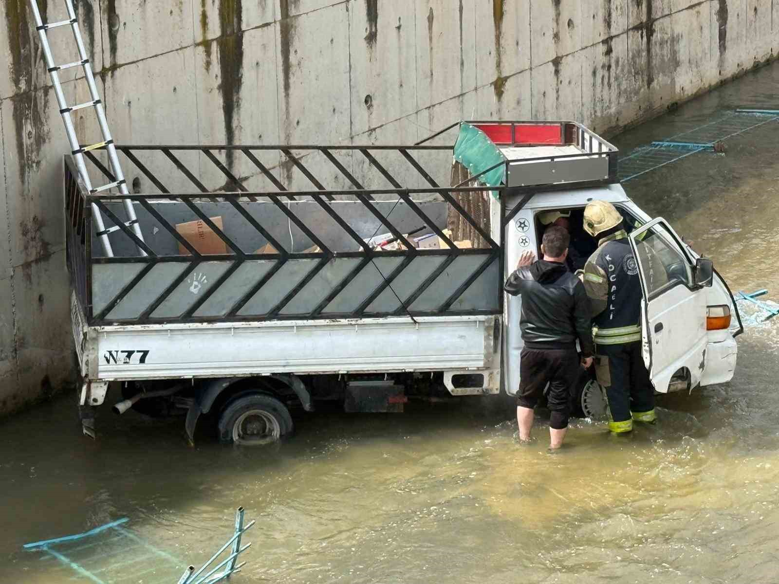 Dereye uçan kamyonetin sürücüsüne dakikalarca kalp masajı yapıldı
