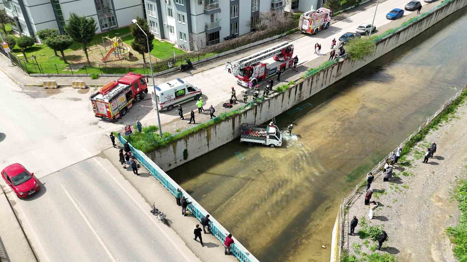 Dereye uçan kamyonetin sürücüsüne dakikalarca kalp masajı yapıldı
