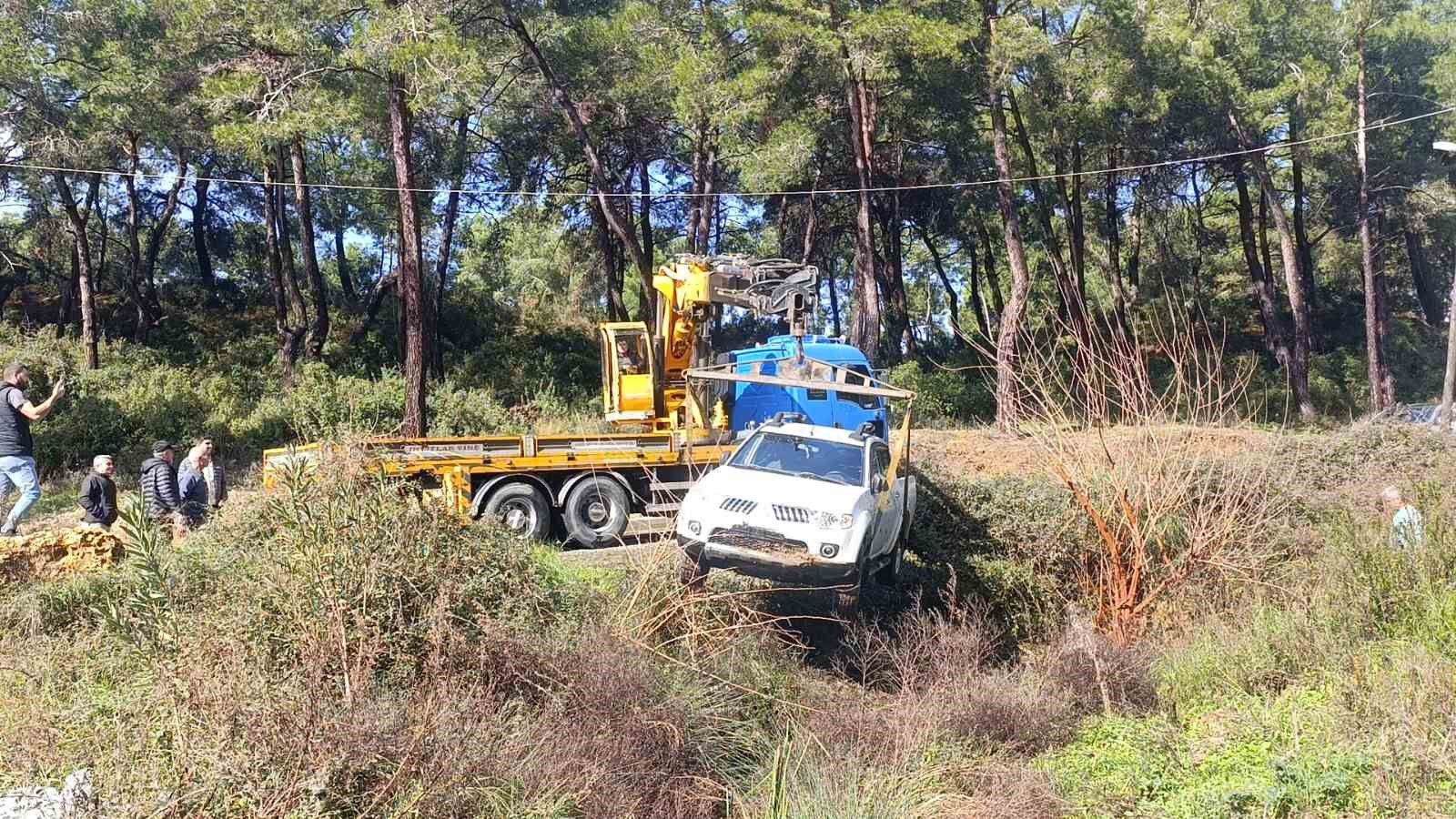 Dereye uçan kamyonetten yara alamadan kurtuldu
