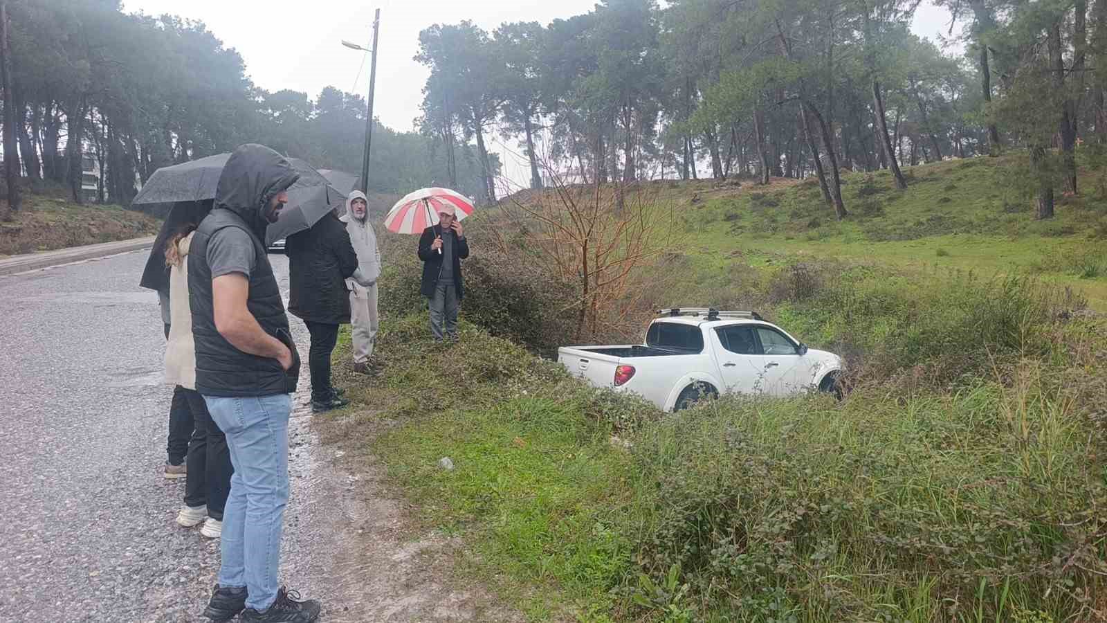 Dereye uçan kamyonetten yara alamadan kurtuldu
