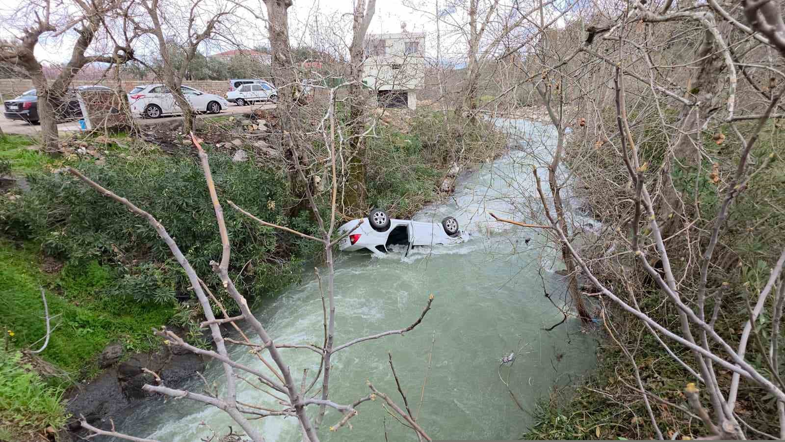 Dereye uçan otomobil suyla doldu, boğulma tehlikesi geçiren sürücüyü vatandaşlar kurtardı
