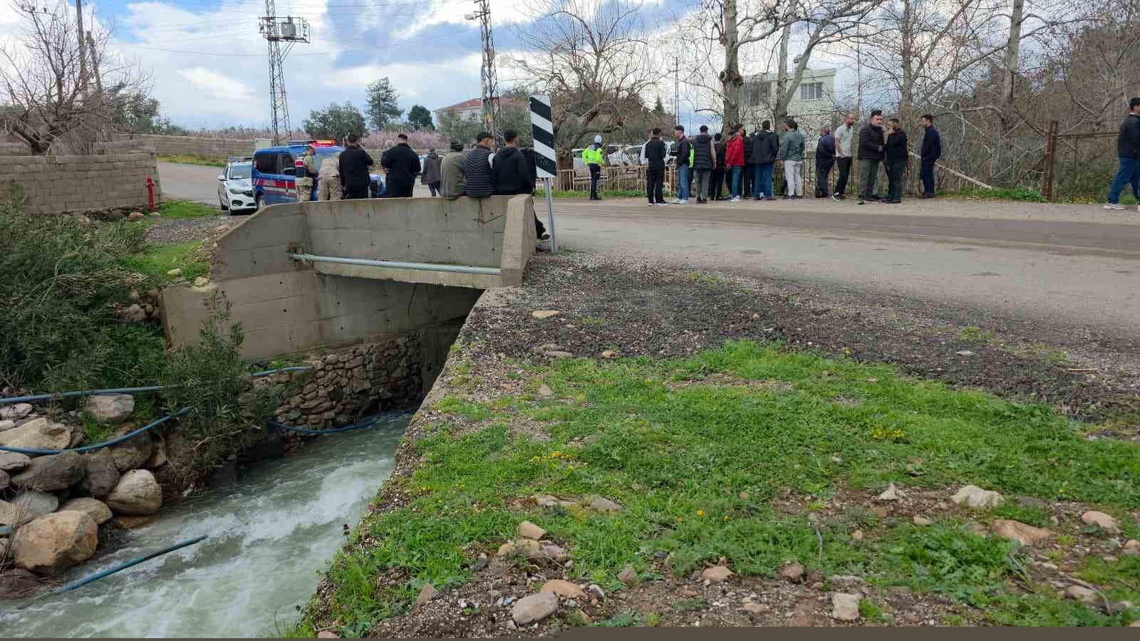 Dereye uçan otomobil suyla doldu, boğulma tehlikesi geçiren sürücüyü vatandaşlar kurtardı
