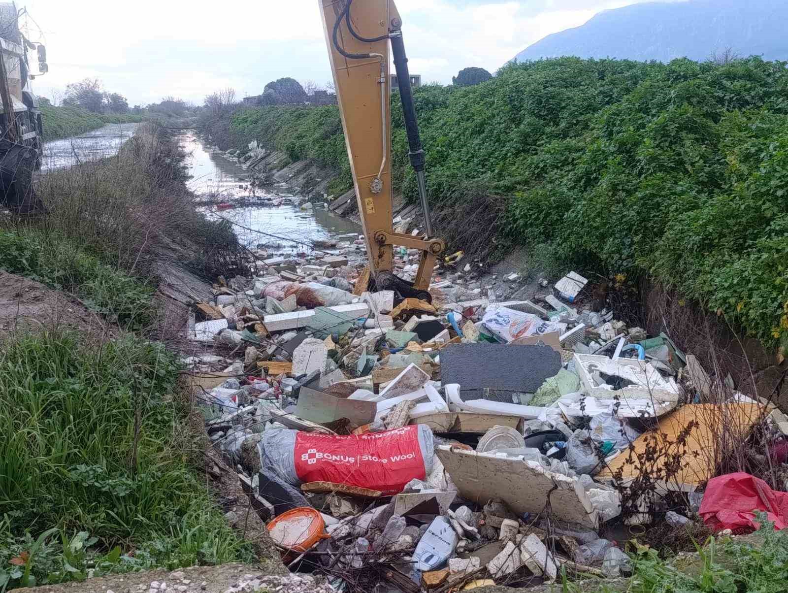 Dereyi çöplüğe çevirmişler
