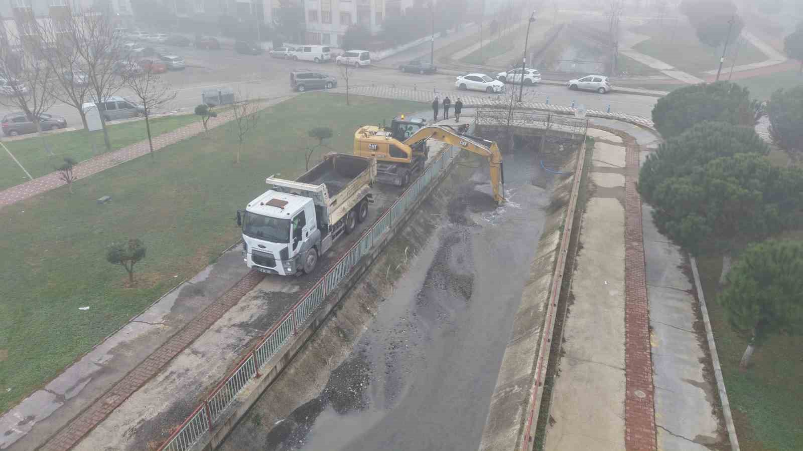 Dereyi çöplüğe çevirmişler
