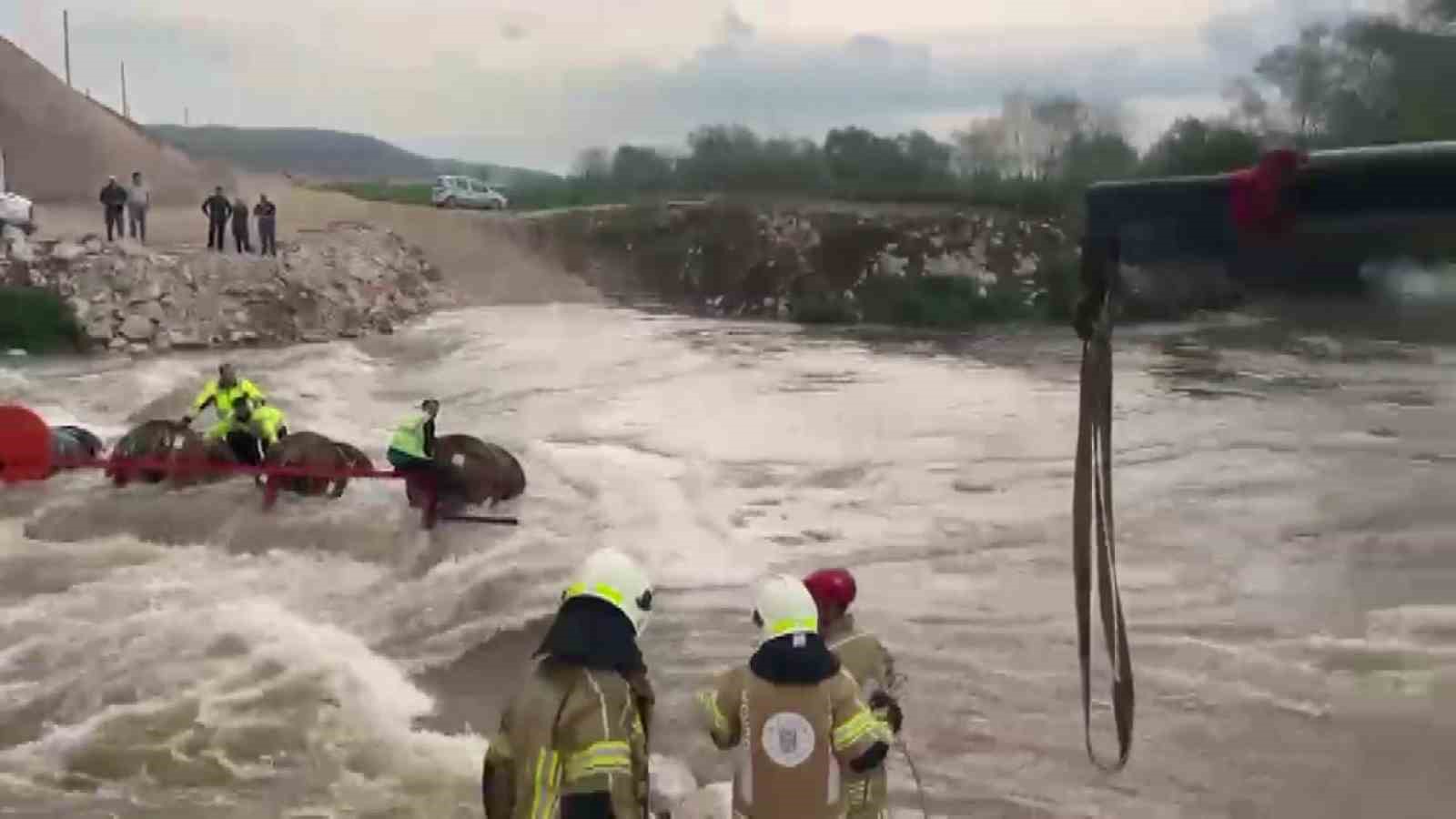 Dereyi traktörle geçmek isterken faciadan dönüldü: 10 işçi vinçle kurtarıldı
